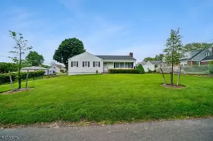 66 Berkeley Ave, Berkeley Heights Township, NJ 07922 - Photo 3
