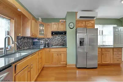 541 Page Ave, Lyndhurst Township, NJ 07071 - Photo 9