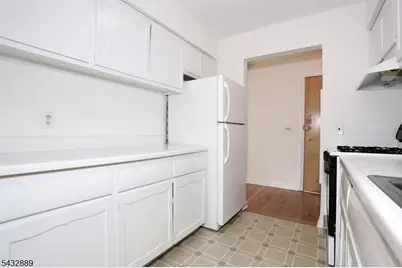 565 Grove St #D-16, Clifton, NJ 07013 - Photo 15