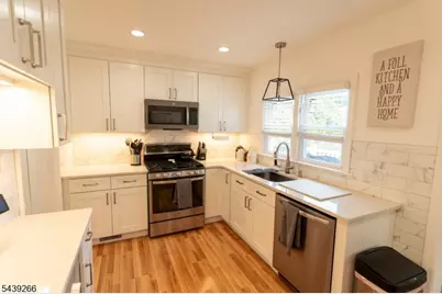 52 Knollwood Ter, Clifton, NJ 07012 - Photo 17