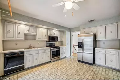 30 Tanglewood Dr, East Hanover Township, NJ 07936 - Photo 3