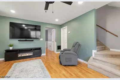 401 Wedgewood Cir, Raritan Township, NJ 08822 - Photo 3