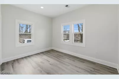 31 Saint Moritz Pl, Wayne, NJ 07470 - Photo 13