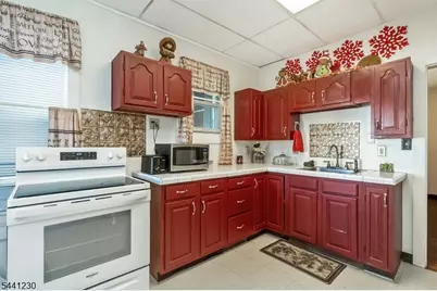 19 Railroad Ave, Phillipsburg, NJ 08865 - Photo 9