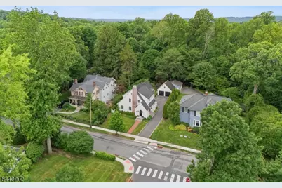 27 Pine Grove Ave, Summit, NJ 07901 - Photo 3