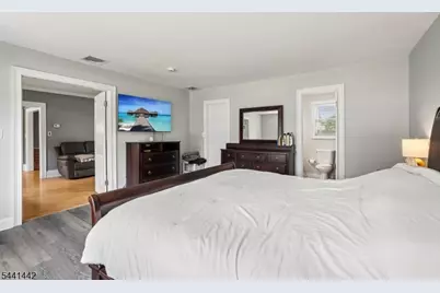 377 Hollywood Ave, Fairfield, NJ 07004 - Photo 17