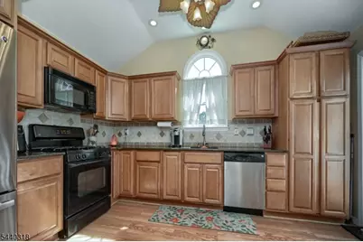 30 Heather Ln, Bloomingdale, NJ 07403 - Photo 5
