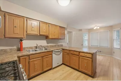 28 Amherst Ct, Wayne Twp., NJ 07470 - Photo 7