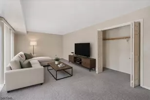 28 Amherst Ct, Wayne Twp., NJ 07470 - Photo 3