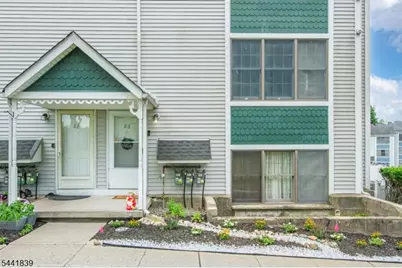 86 Burlington Ct, Hamburg, NJ 07419 - Photo 1