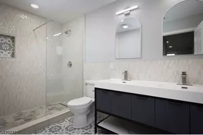 81 Hutchinson St, Clark Township, NJ 07066 - Photo 25