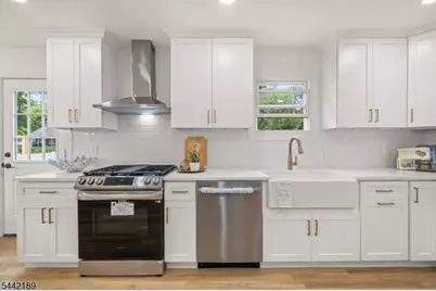 100 Pier Ln, Fairfield, NJ 07004 - Photo 11