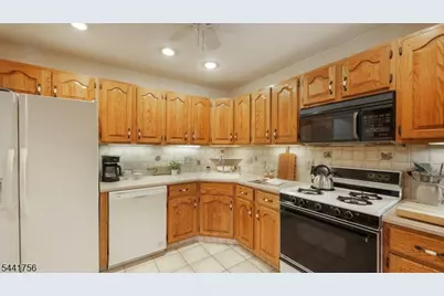 675 Raritan Rd #26, Clark Township, NJ 07066 - Photo 11
