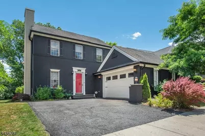8 Bluffs Ct, Hamburg, NJ 07419 - Photo 1