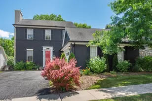 8 Bluffs Ct, Hamburg, NJ 07419 - Photo 1