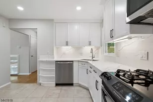 124 Holmes Oval, New Providence, NJ 07974 - Photo 9