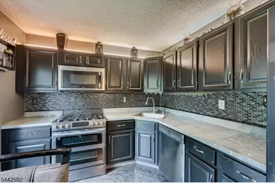 11 Tracy Ct, Franklin Township, NJ 08823 - Photo 9