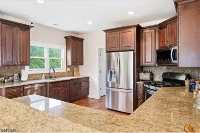 6 Poplar Pl, Fairfield, NJ 07004 - Photo 3