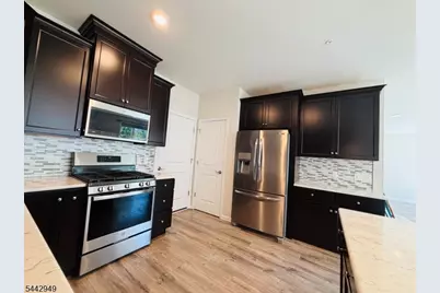 907 Greenland Sq, Highland Park, NJ 08904 - Photo 3