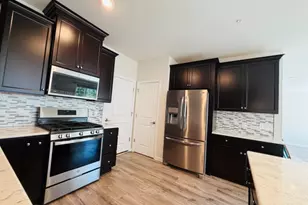 907 Greenland Square, Highland Park, NJ 08904 - Photo 3