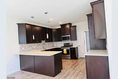 907 Greenland Sq, Highland Park, NJ 08904 - Photo 5