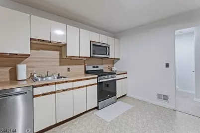 31 Lockley Ct, Wayne Twp., NJ 07470 - Photo 11