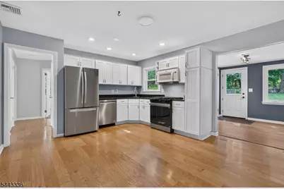 42 Woodcrest Dr, Livingston, NJ 07039 - Photo 5