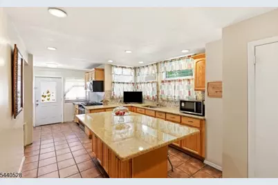 569 Berkeley Ave, Orange, NJ 07050 - Photo 15