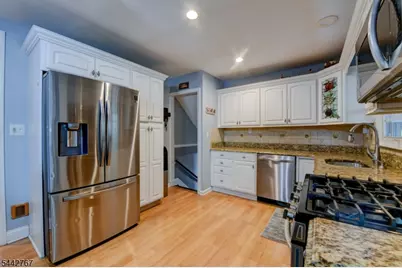 835 Colonial Arms Rd, Union Township, NJ 07083 - Photo 9