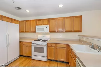 102 Lakeview Ct, Pompton Lakes, NJ 07442 - Photo 9