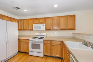 102 Lakeview Ct, Pompton Lakes, NJ 07442 - Photo 9