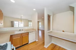 102 Lakeview Ct, Pompton Lakes, NJ 07442 - Photo 7