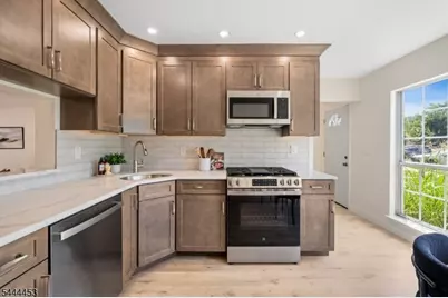 51 Chelsea Ct, Franklin Township, NJ 08823 - Photo 3