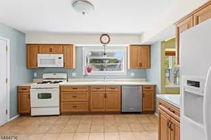 357 Cotswold Pl, Franklin Township, NJ 08873 - Photo 13