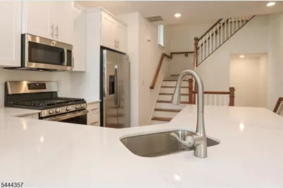 71 Veterans Way, Morris Plains, NJ 07950 - Photo 9