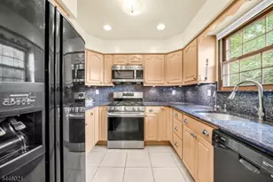 25 Driscoll Ct, North Brunswick Township, NJ 08902 - Photo 5