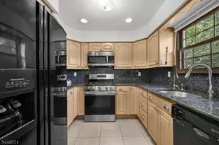 25 Driscoll Ct, North Brunswick Township, NJ 08902 - Photo 5