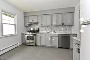 398 Mayer Ct, Ridgefield, NJ 07657 - Photo 9