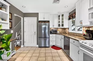 18 Hillcrest Dr, Bloomingdale, NJ 07403 - Photo 17