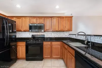 146 Summit Rdg, Pompton Lakes, NJ 07442 - Photo 3