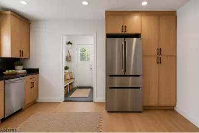 18 Walnut St #B, Summit, NJ 07901 - Photo 3