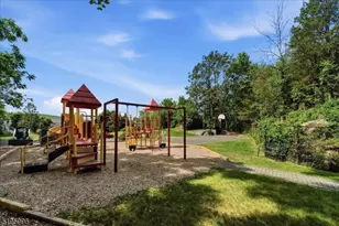 52 Burlington Ct, Hamburg, NJ 07419 - Photo 21