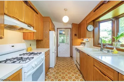 53 Old Wood Rd, Morris Plains, NJ 07950 - Photo 9