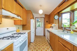 53 Old Wood Rd, Morris Plains, NJ 07950 - Photo 9