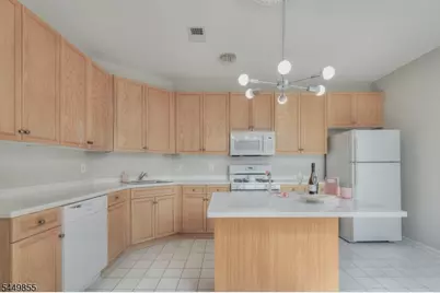 408 Kensington Ln, Livingston Twp., NJ 07039 - Photo 3