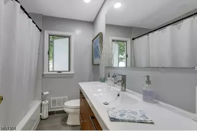 39-21 Knott Ter, Fair Lawn, NJ 07410 - Photo 11