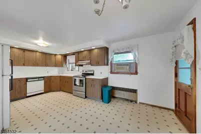 34 Berkeley Ave, Belleville, NJ 07109 - Photo 15