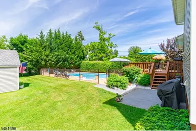 320 Horseneck Rd, Fairfield, NJ 07004 - Photo 21