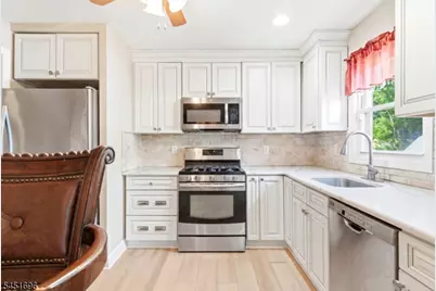 320 Horseneck Rd, Fairfield, NJ 07004 - Photo 9