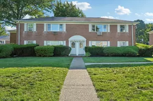 39 Manchester Ct, Wayne, NJ 07470 - Photo 1